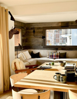 Salon de montagne r&eacute;nov&eacute; dans un esprit chalet moderne avec des finitions haut de gamme et des mat&eacute;riaux naturels