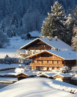 Chalets traditionnels enneig&eacute;s, repr&eacute;sentant le contexte des r&eacute;novations en montagne.