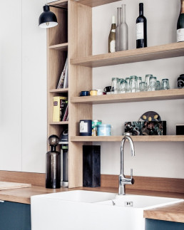 Cuisine contemporaine en bois int&eacute;gr&eacute;e dans un appartement haussmannien, exemple de modernisation sobre et fonctionnelle