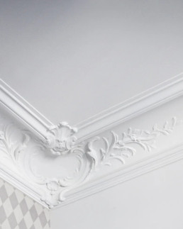 D&eacute;tail de moulures et corniches haussmanniennes peintes en blanc, &eacute;l&eacute;ment architectural pr&eacute;serv&eacute; lors d&rsquo;une r&eacute;novation