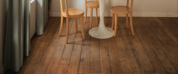 Parquet en bois ancien dans un intérieur rénové, exemple de sol durable et esthétique