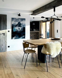 Parquet en bois clair dans une pi&egrave;ce de vie r&eacute;nov&eacute;e, exemple de sol durable et intemporel