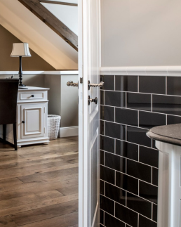 Parquet en bois dans une salle de bain r&eacute;nov&eacute;e, exemple de sol chaleureux associ&eacute; &agrave; d&rsquo;autres mat&eacute;riaux