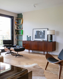 Parquet clair dans un salon r&eacute;nov&eacute;, exemple de sol esth&eacute;tique et coh&eacute;rent avec un projet de r&eacute;novation