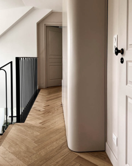 Parquet en point de Hongrie dans un couloir r&eacute;nov&eacute;, exemple de pose esth&eacute;tique et durable en r&eacute;novation