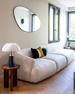 Parquet en point de Hongrie dans un salon r&eacute;nov&eacute;, choix esth&eacute;tique compatible avec un usage quotidien