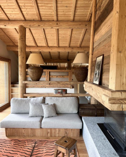 Salon de chalet en bois avec poutres apparentes et espace ouvert