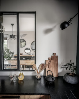 Passe-plat moderne entre cuisine et salon avec verri&egrave;re style atelier