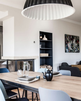 Salle &agrave; manger contemporaine avec chemin&eacute;e double face et biblioth&egrave;que encastr&eacute;e noire &ndash; r&eacute;novation int&eacute;rieure maison