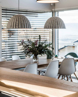 Rénovation de locaux professionnels : salle de réunion baignée de lumière avec vue panoramique et mobilier scandinave par Marque de Fabrik