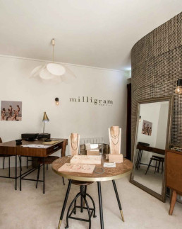 Rénovation de locaux professionnels : showroom de bijoux Milligram avec présentoirs en bois, miroir sur pied et cloison en cannage par Marque de Fabrik