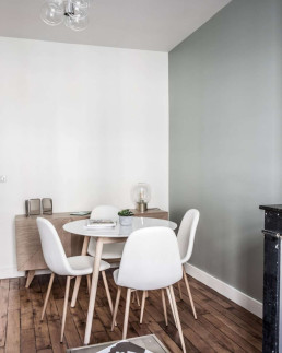 Coin repas petit appartement mur bicolore vert sauge et parquet ancien - Marque de Fabrik