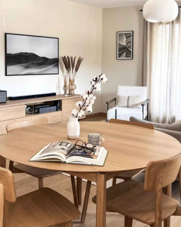 Salle à manger bois clair avec table ronde et fauteuil beige - Marque de Fabrik